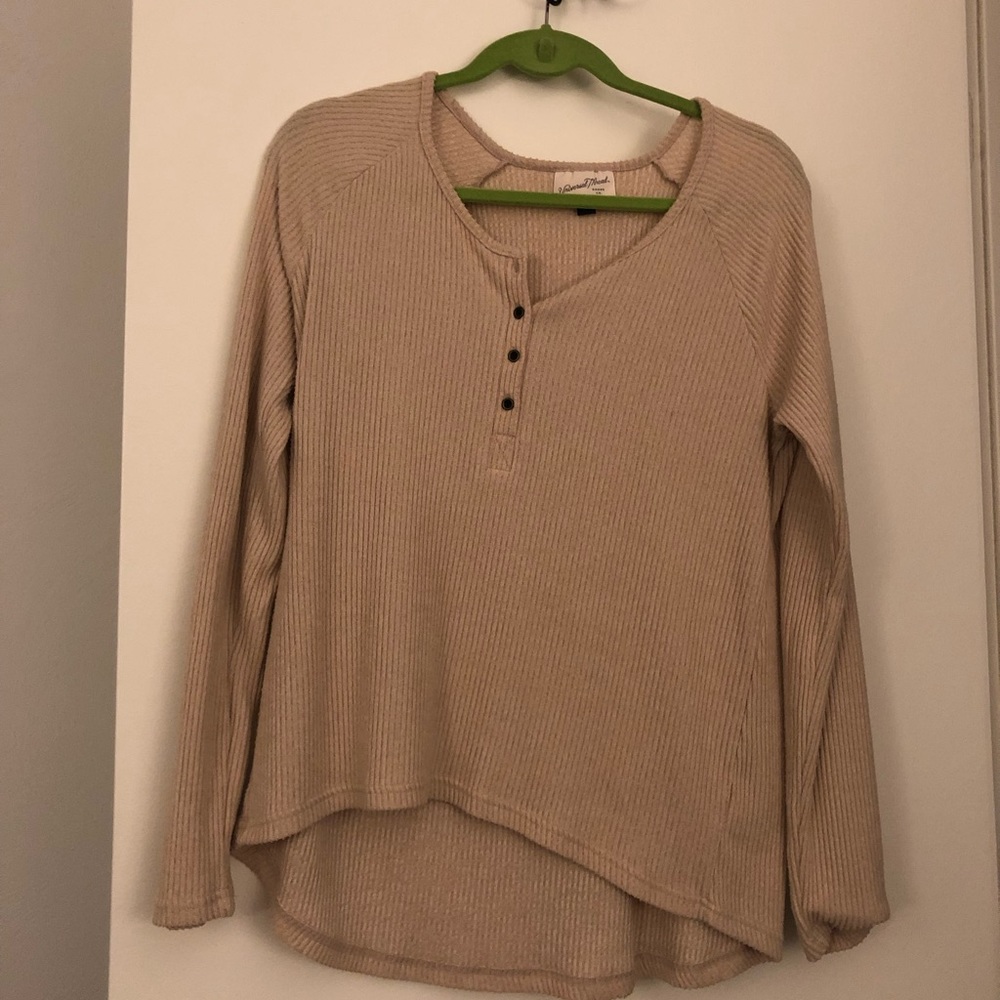 Idk what this is maybe a button down???